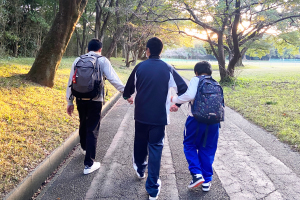 古川公園を仲良くお散歩。みんなで楽しくお出かけもします。
